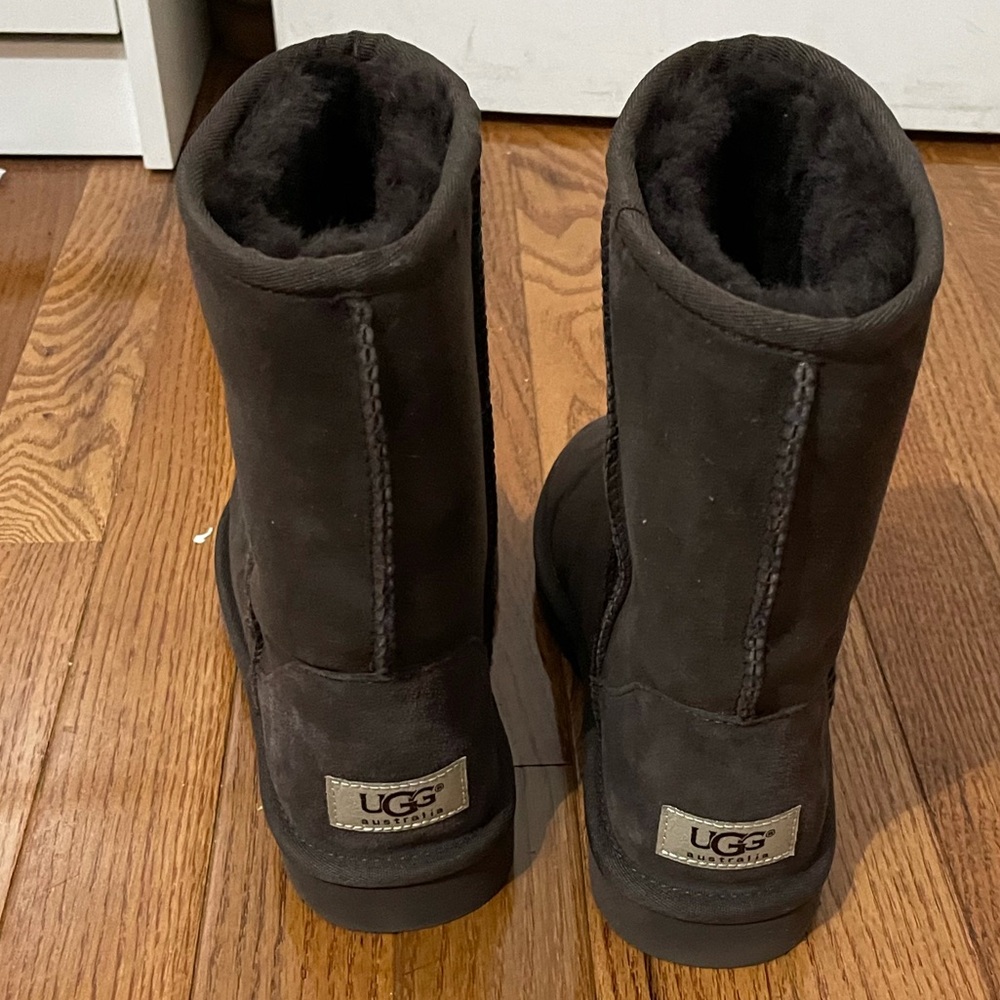 Brown Classic UGGS! 5 - Picture 2 of 6